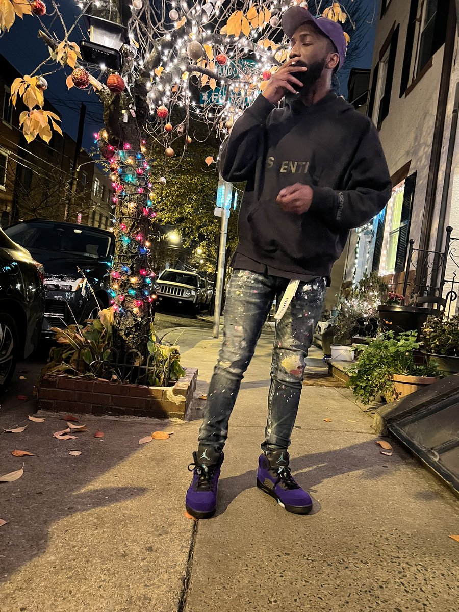 coolguydev_'s tweet photo. Tha Joker Dat Stole Christmas 🃏🎄🖤 #RIPRell 🍇 https://t.co/rstmhaKnAk