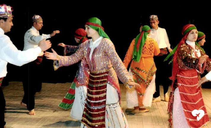 meral_gokkus's tweet photo. Kör olan küfreder, arifler över 
Bizi Hakk'a yakın olanlar sever
Zahirde bir puluz, manada gevher 
İkrarla sırladık kemerimizi
Her sarraf tartamaz değerimizi...
#Deruni https://t.co/cxQMKEPI04