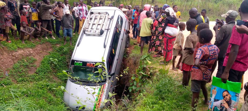 bwanyaburunga's tweet photo. #Burundi: Beaucoup d’accidents sur les routes surtout à @makambaProvince , est-ce l’excès de vitesse où le contrôle technique défaillant au #Bdi ?!!!
Le premier à #Kayogoro et le second à #Kabonga !!!🤔🤔🤔👇👇
@Burundi_Police @GeneralNeva @NtareHouse @GNdirakobuca https://t.co/CzLg8ilSod