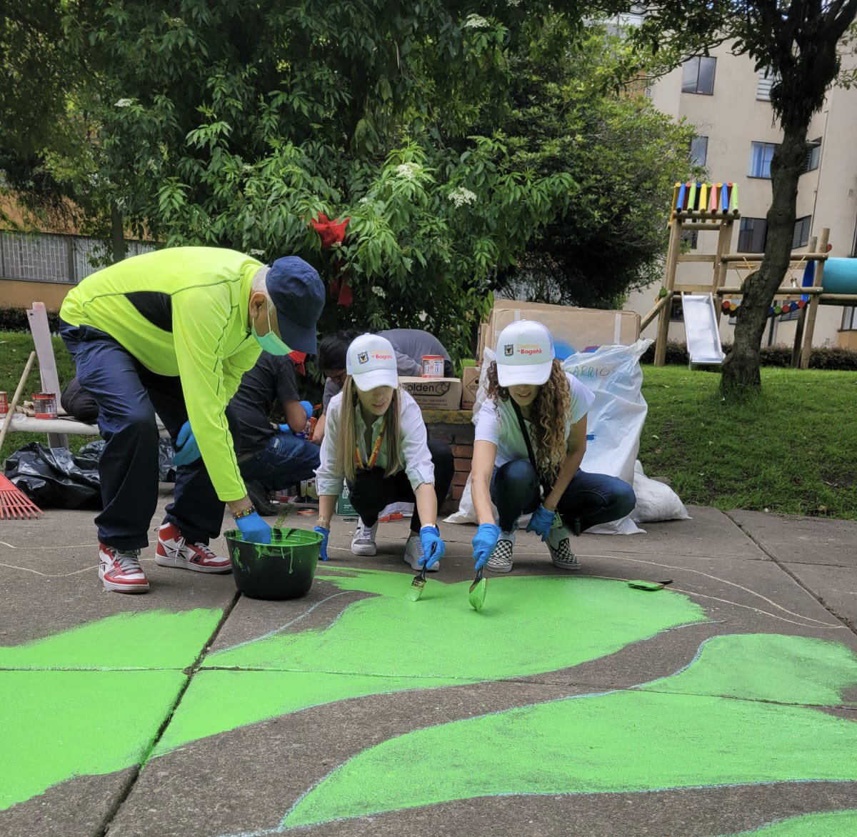 DemoLabCA's tweet image. @demolabca acompaña a la comunidad del barrio San Diego en actividad “Calles Mágicas” con el fin de recuperar el espacio público en sus parques. Nos acompaña @AlcaldiaSuba11, @SubRedNorte, @Educacionbogota e @integracionbta con el programa Parceros, por una mejor ciudad.