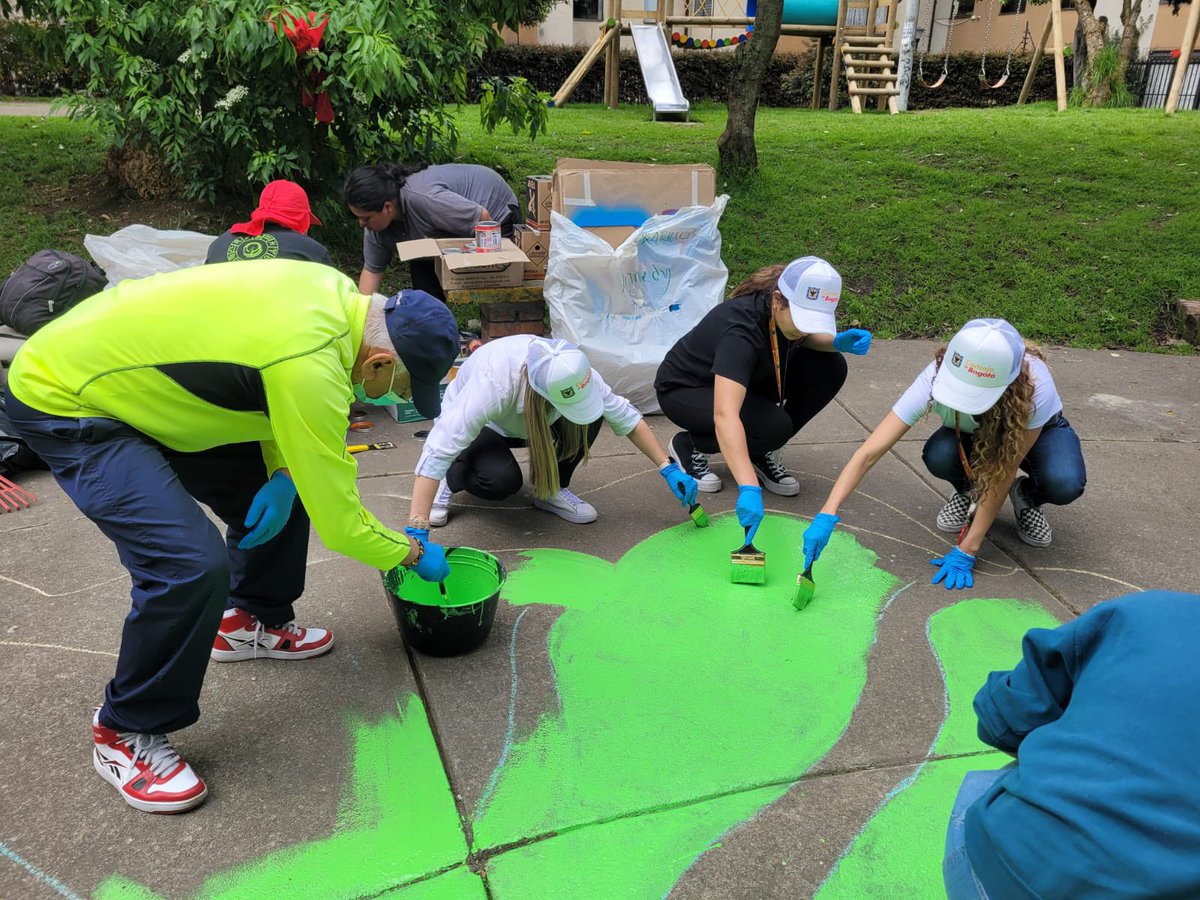 DemoLabCA's tweet image. @demolabca acompaña a la comunidad del barrio San Diego en actividad “Calles Mágicas” con el fin de recuperar el espacio público en sus parques. Nos acompaña @AlcaldiaSuba11, @SubRedNorte, @Educacionbogota e @integracionbta con el programa Parceros, por una mejor ciudad.