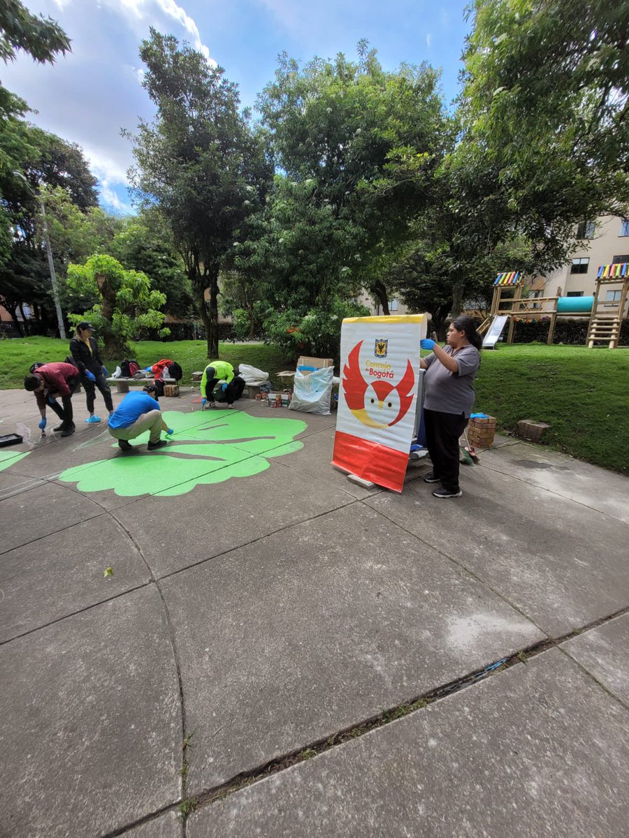 DemoLabCA's tweet image. @demolabca acompaña a la comunidad del barrio San Diego en actividad “Calles Mágicas” con el fin de recuperar el espacio público en sus parques. Nos acompaña @AlcaldiaSuba11, @SubRedNorte, @Educacionbogota e @integracionbta con el programa Parceros, por una mejor ciudad.