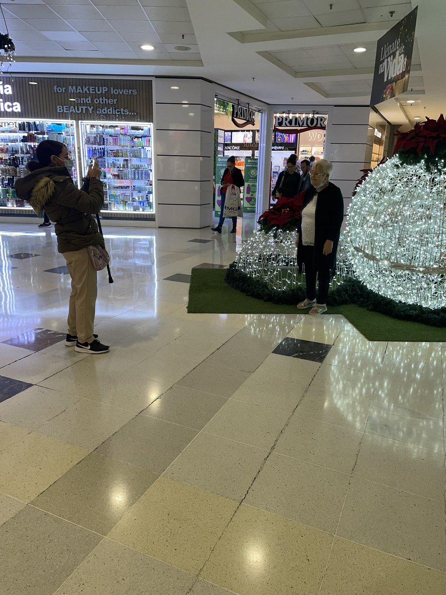 Esa esencia de la navidad, que hace que nos saquemos fotos en las luces de navidad de los CC. No podía dejar de mirar cómo está señora igual ha pasado por mil situaciones y ahí está sacándose una foto con las luces