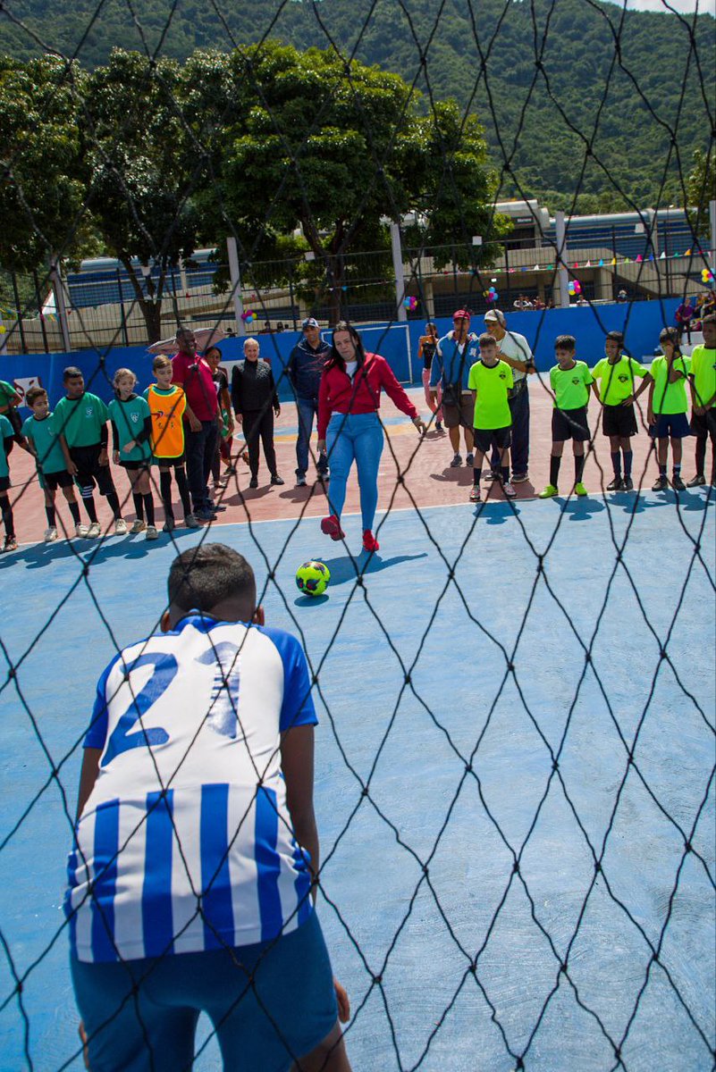 Inició la Copa Navidad 2022 este #3Dic en el Complejo Cultural y Deportivo La Guzmania, en la parroquia Antímano.

Mis mejores deseos para los equipos participantes, que disfrutan de estos espacios recuperados para el deporte, la cultura y la recreación.

#ResistenciaHeroica