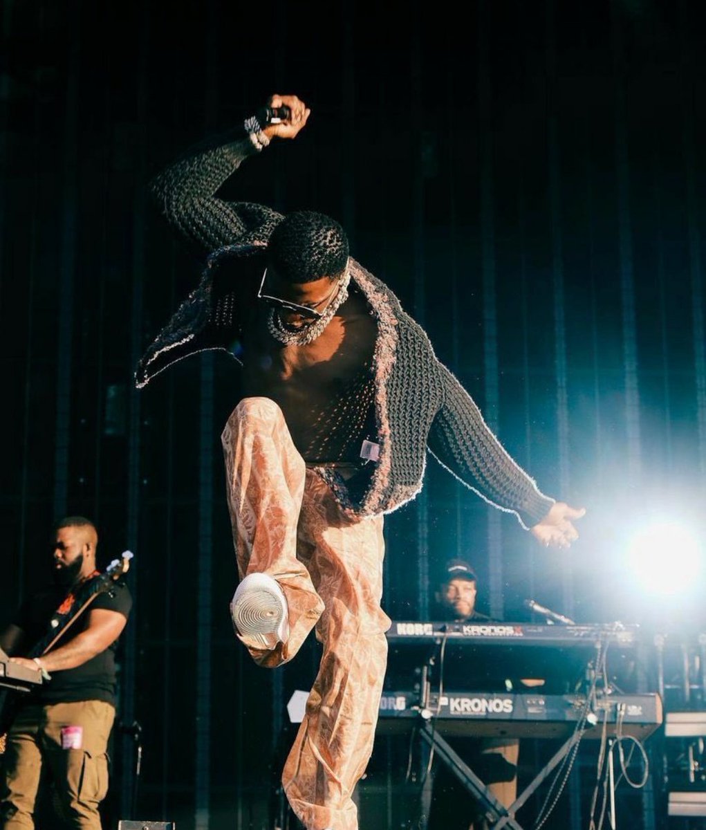 Tobi23_x's tweet photo. Davido's concert is everything a music concert can ever be, 10x memorable than all the shows Wizkid has been putting together since the last decade #DavidoFansConcert #DavidoAt30 https://t.co/Hsw1dvK9DE