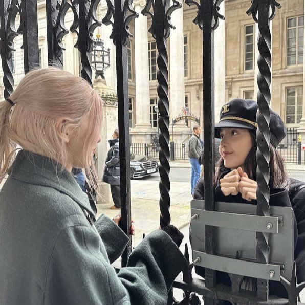 rosespics's tweet photo. chaelisa date https://t.co/wqbtONCGd0