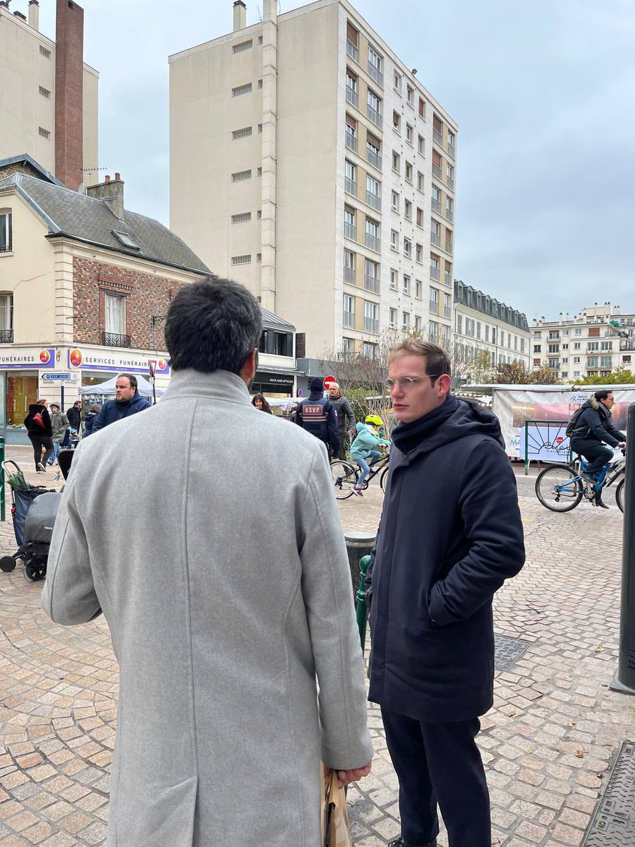 PierreCazeneuve's tweet photo. Présent ce matin au marché Jaurès de @villederueil pour partager mon courrier "Bilan de mandat" de ces 6 premiers mois !

Merci aux militants qui ont bravé le froid à mes côtés pour rester en toutes saisons à l'écoute des Rueillois ! https://t.co/pZ0QaqE4Tm