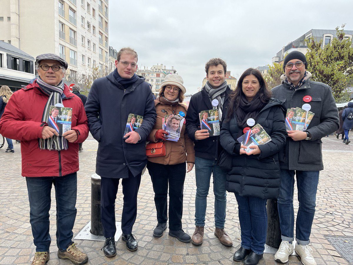 PierreCazeneuve's tweet photo. Présent ce matin au marché Jaurès de @villederueil pour partager mon courrier "Bilan de mandat" de ces 6 premiers mois !

Merci aux militants qui ont bravé le froid à mes côtés pour rester en toutes saisons à l'écoute des Rueillois ! https://t.co/pZ0QaqE4Tm