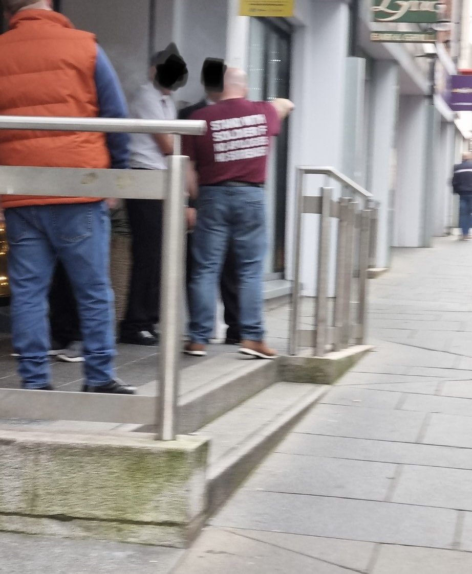 LeonaONeill1's tweet photo. I don’t know what you need to be thinking to wear a t-shirt that glorifies murder of 13 innocent people, just yards from where it happened, but this person did. Shameful behaviour I hope will be called out. Derry doesn’t need this, ABOD don’t need it. 
Provocative and disturbing https://t.co/TxIXLO0Lb0