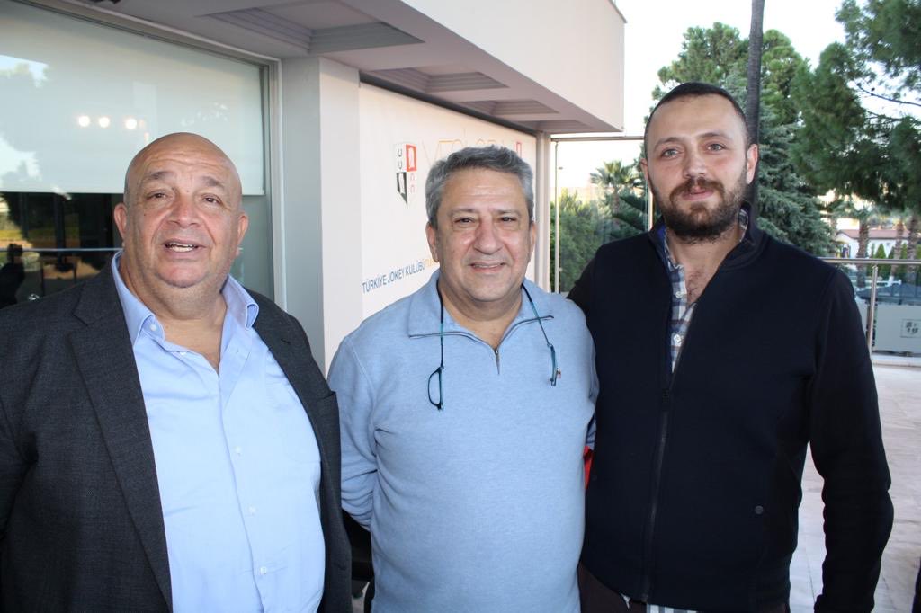 ADANA ‘DA ÜÇLÜ ZİRVE 

Son zamanlarda yakaladığı artan ivme ile birlikte başarılı taylara imza atan kıymetli Aygırlarımızdan olan GENERAL QUARTERS ‘ sahipleri değerli atçılarımız RECEP AVŞAR, HAKAN KELEŞ ve ANIL DİKİLİTAŞ safkanın yeni aşım sezonu öncesinde bir araya geldiler