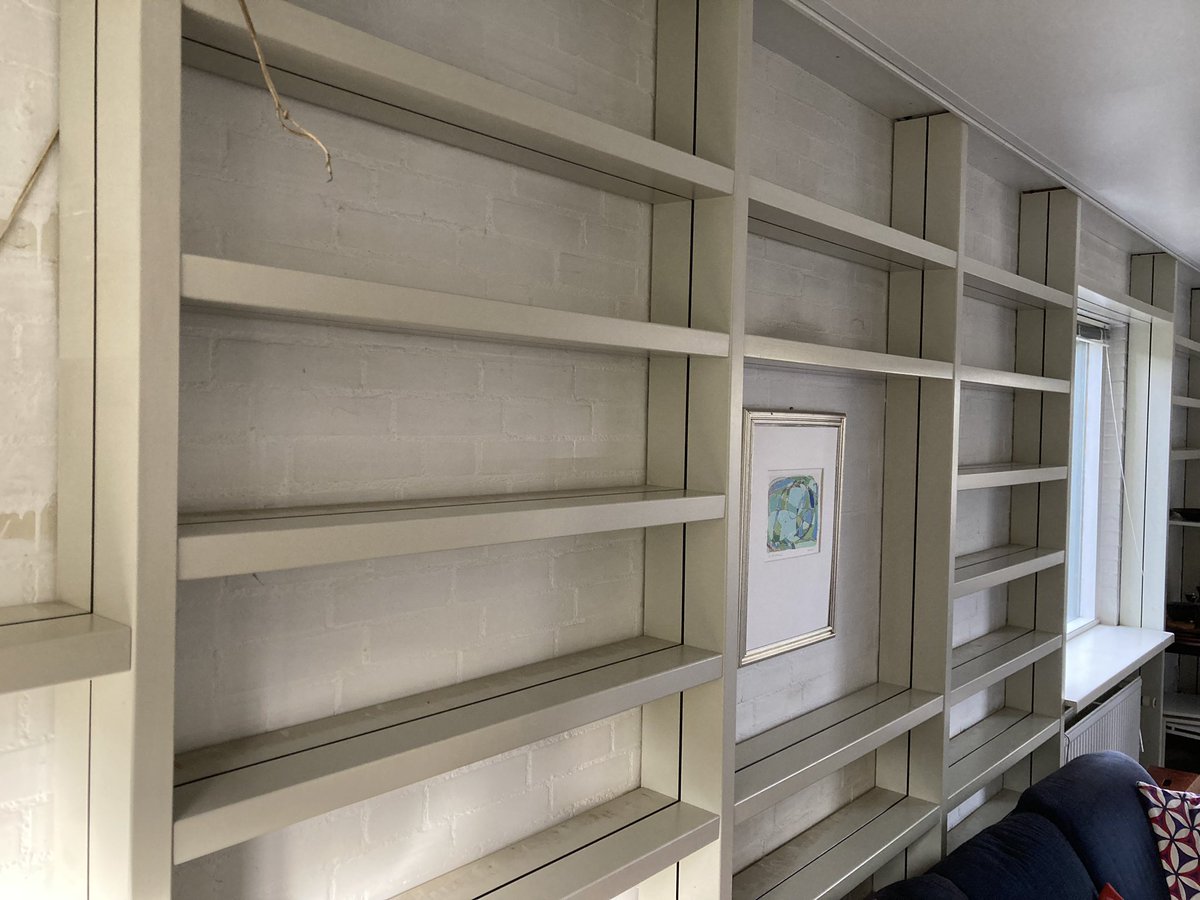 AlexanderBPR's tweet image. Wie (her)kent dit boekenkastsysteem? Staanders &amp;amp; schappen 4cm spaanplaat gelamineerd. Staanders gesteld tussen vloer en plafond, schappen diverse lengten. Let op het logo.