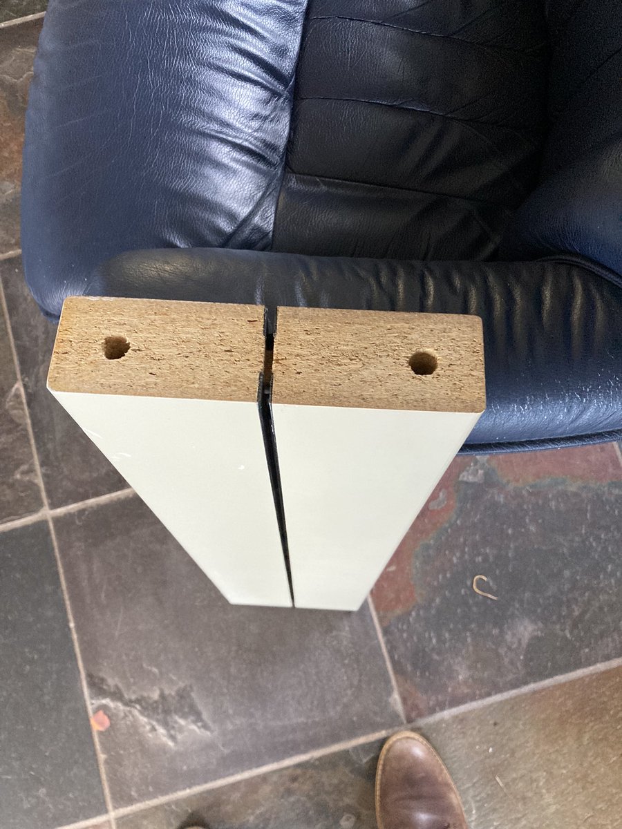 AlexanderBPR's tweet image. Wie (her)kent dit boekenkastsysteem? Staanders &amp;amp; schappen 4cm spaanplaat gelamineerd. Staanders gesteld tussen vloer en plafond, schappen diverse lengten. Let op het logo.