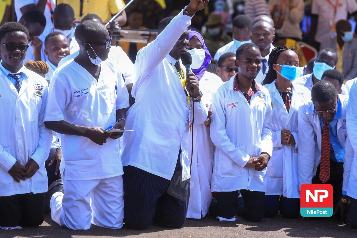 AlfredLuwangula's tweet photo. These are Members of Uganda Medical Association, led by A Doctor - they're kneeling down to thank @KagutaMuseveni for delaying their salaries I guess.

What a stupid Country Uganda is! 🙆‍♀️

📸 @nilepostnews https://t.co/v4ewbPy8pO