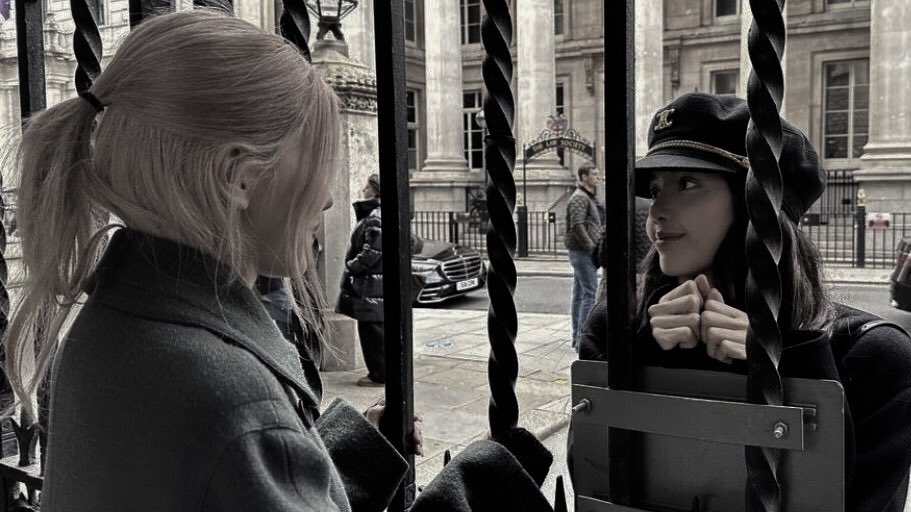 G0THSE's tweet photo. girlfriends in london https://t.co/fabuagcXLr