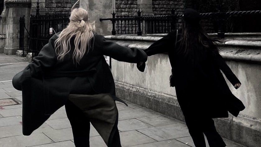 G0THSE's tweet photo. girlfriends in london https://t.co/fabuagcXLr