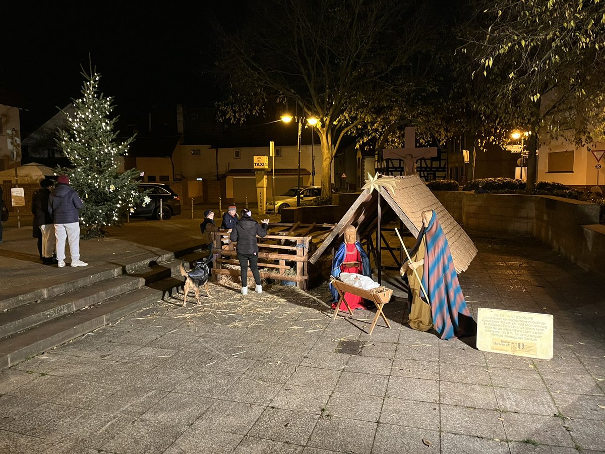 Auf dem Weihnachtsmarkt in Harheim, wo die vielen Vereine für eine sehr schöne und adventliche Stimmung sorgen