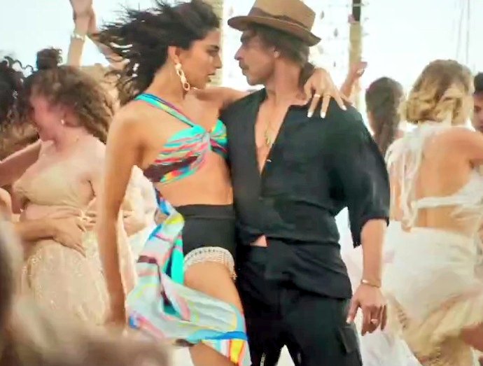 iam_zain_srkian's tweet photo. #Pathaan first song will be out on 6th December.
Ab to humne apni kursi ki peti baandh li hai @iamsrk @ShekharRavjiani @VishalDadlani 🥳🔥 @teamsrkfc
#PathaanFirstDayFirstShow #PathaanTeaser #pathanteaser https://t.co/rGeD9UIxBO
