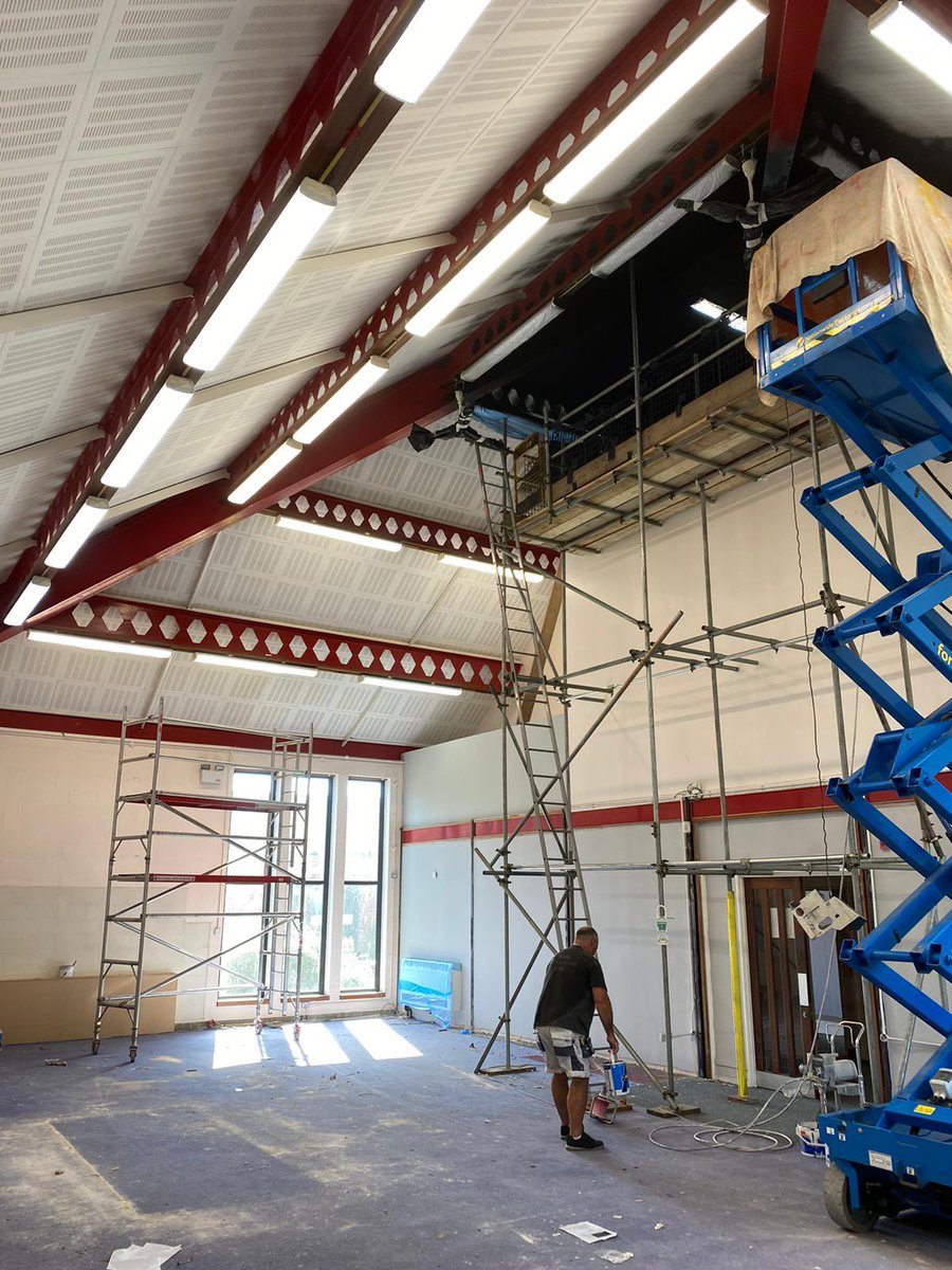 wadedecorator's tweet image. You can see a before and after of our refurbishment project on Hethersett Academy’s large drama room! 🤩 

#paintingcontractors #professionalpainters #decorating #industrialpainter #refurbishment #school #norwich