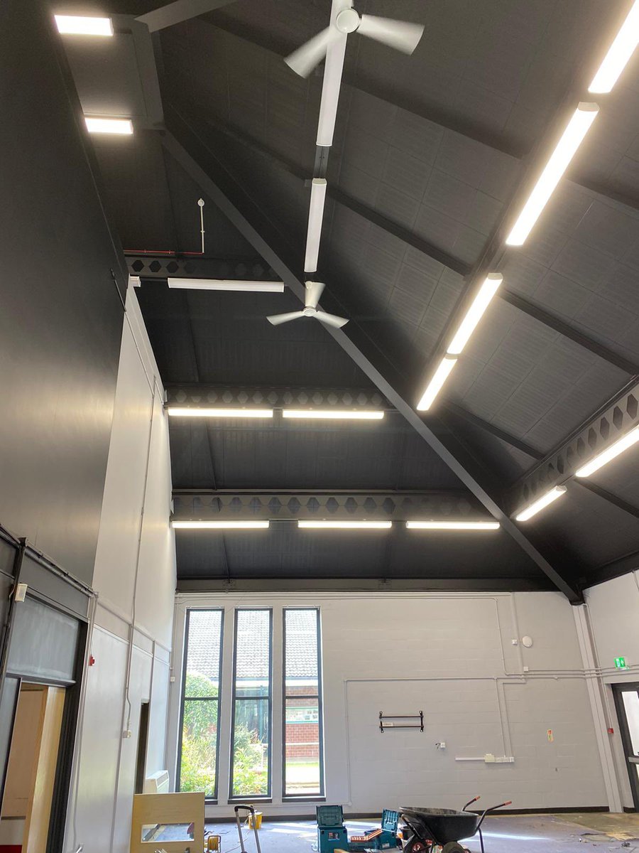 wadedecorator's tweet image. You can see a before and after of our refurbishment project on Hethersett Academy’s large drama room! 🤩 

#paintingcontractors #professionalpainters #decorating #industrialpainter #refurbishment #school #norwich