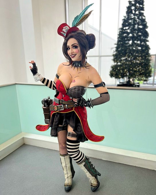 Moxxi is now complete!   Thank you everyone for an amazing first date @walescomiccon &hearts;️ https://t.co
