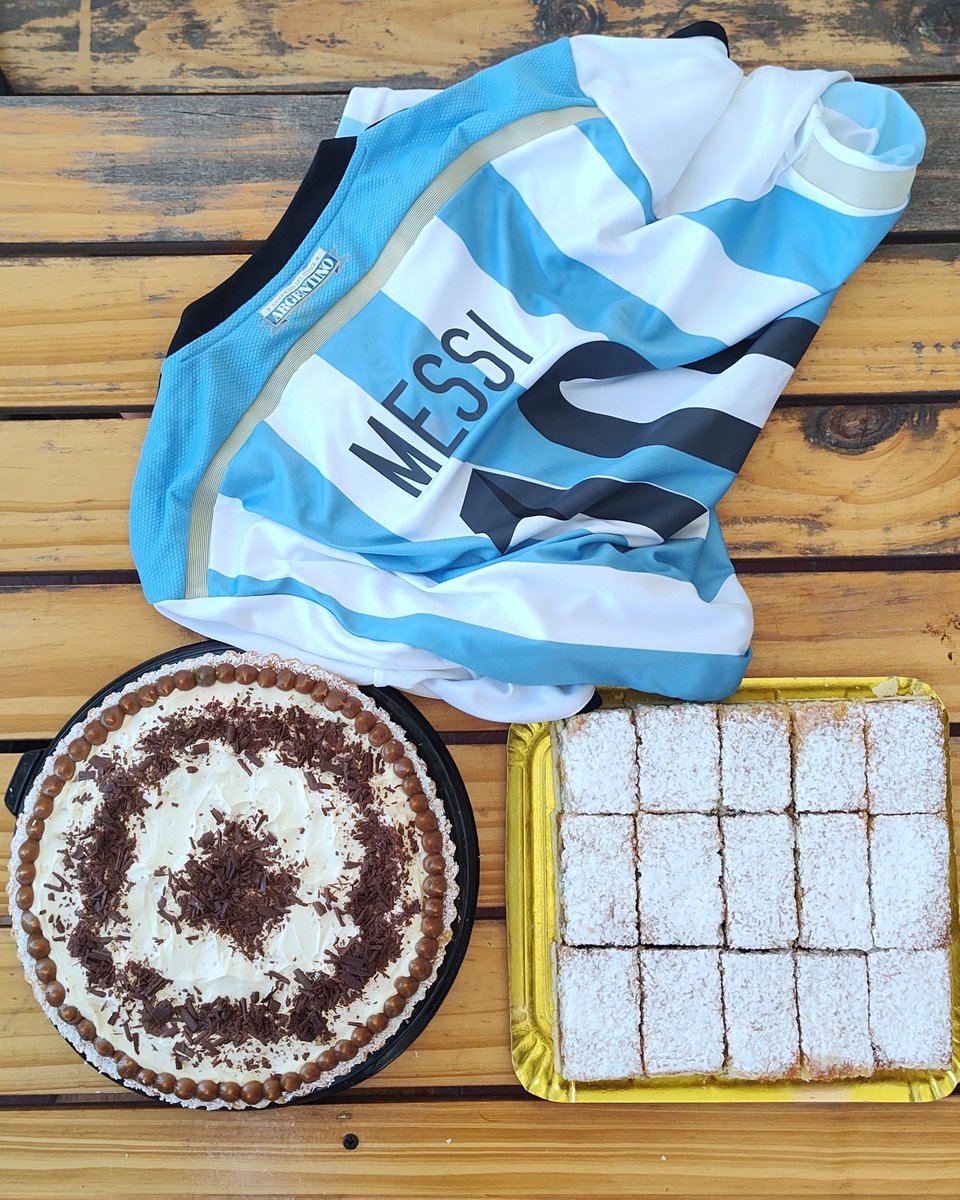 Mira la magia que hizo mí vieja
instagram.com/todasmistortas…
Tarta de banana con dulce de leche y cuadrados de coco con dulce de leche.
#VamosArgentina #dulce #Messi