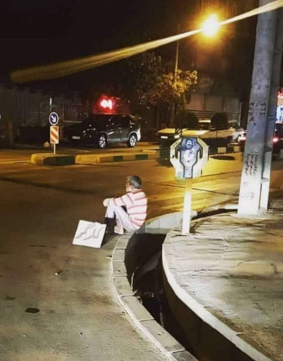 نمیدونم با اون که هوا تاریک شده هنوز امید داره؟یا روی برگشتن نداره!؟😔
#مهسا_امینی