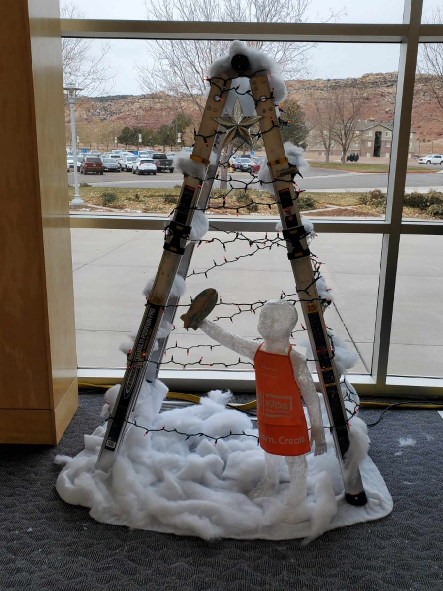 popcap20's tweet photo. #unstoppable4422’s Christmas Tree Lane tree this year!!!! Tiff and Ryan did a great job!!!! Tiff is so talented:) #PacNorthProud #DrivingD53 https://t.co/4xtHdxlZqj