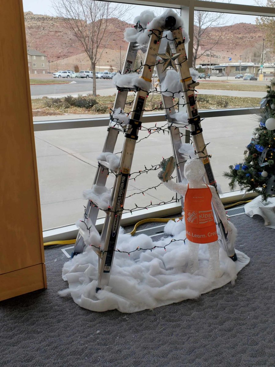 popcap20's tweet photo. #unstoppable4422’s Christmas Tree Lane tree this year!!!! Tiff and Ryan did a great job!!!! Tiff is so talented:) #PacNorthProud #DrivingD53 https://t.co/4xtHdxlZqj