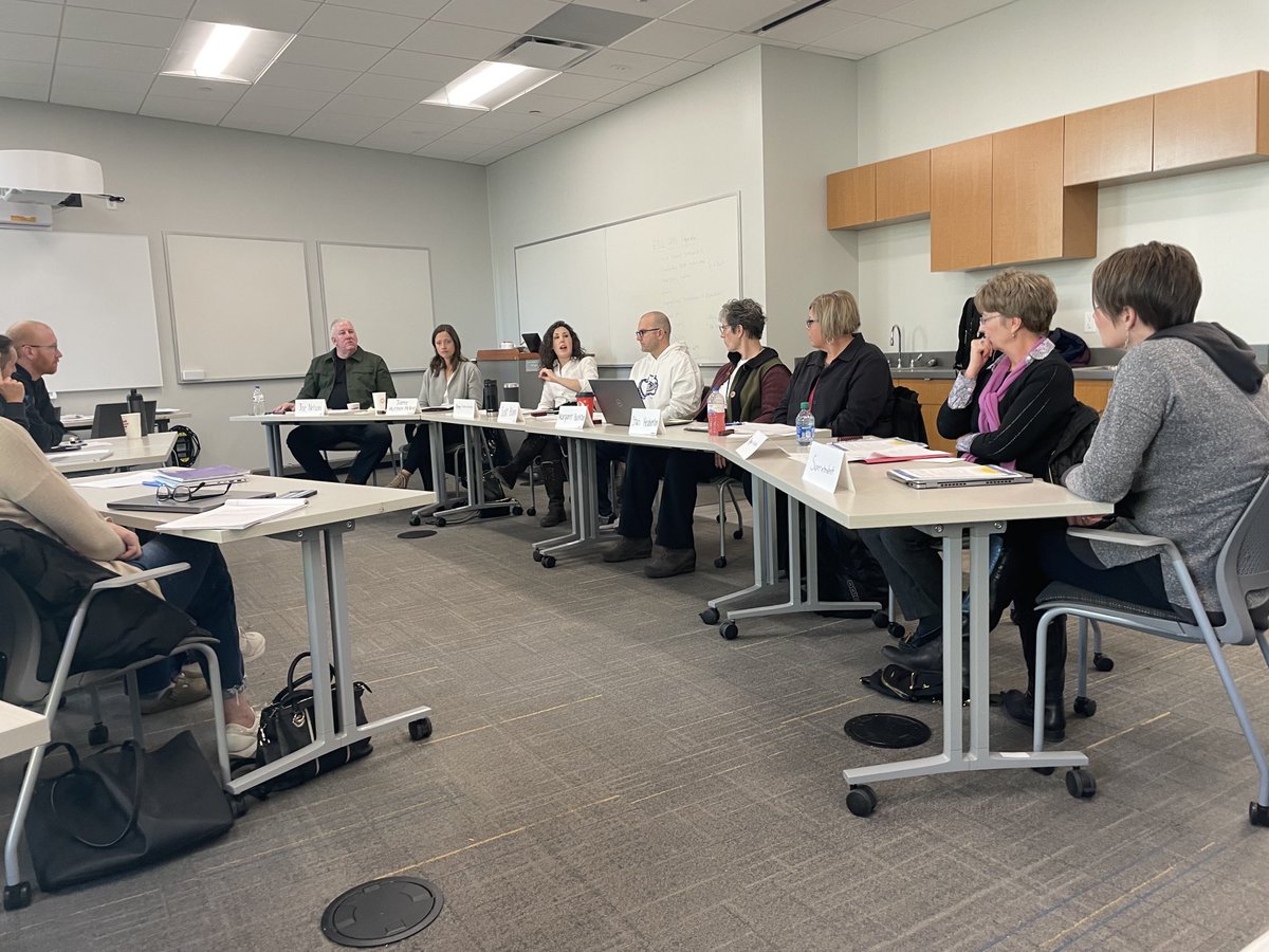 High powered mock board for ⁦<a href="/DrakeUniversity/">Drake University</a>⁩ school law class this morning from ⁦<a href="/IASB_Iowa/">Iowa School Boards</a>⁩ &amp; ⁦<a href="/ISFISInc/">ISFIS</a>⁩ to supts &amp; current board members. Call legal counsel early &amp; consider precedent of decisions 2 clear takeaways!