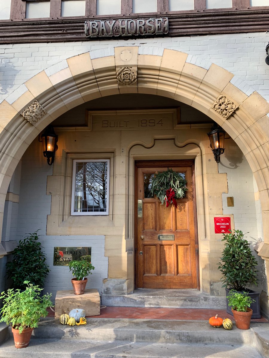 Incredible pre-Christmas meal with the family <a href="/RootsYork/">Roots York</a> 🙌🙌

Such an incredible day! Amazing to see the lines for the Christmas market stalls too!

#York #christmas2022