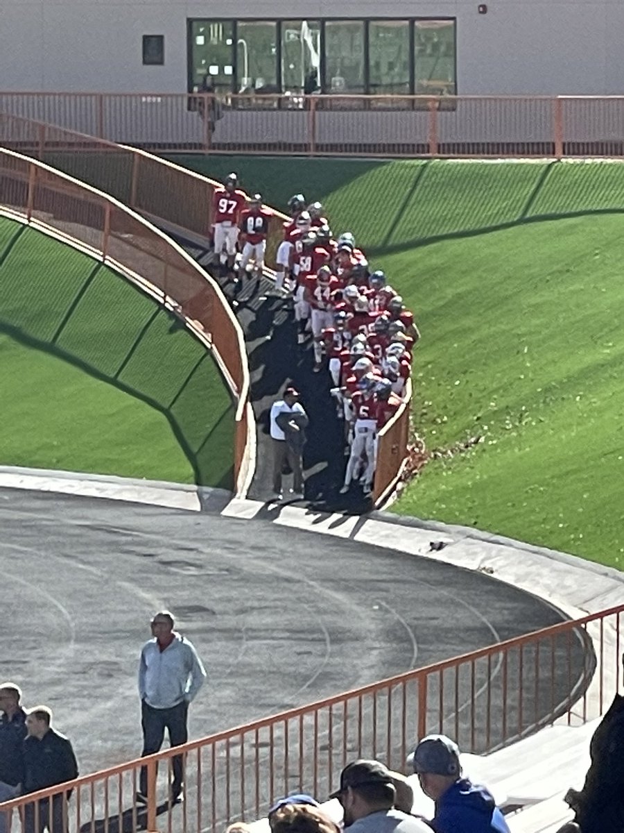 MarcusLeyba2023's tweet photo. One last time. Next chapter begins. 🏈 #highschool #redteam #redvsgreen #collegefootball #recruitment #NCAAFootball #njcaafootball  #prospect #CCCAA @StMikesHorsemen @NMrecruits @PrepRedzoneNM @SportsPrimo @sfnmsports @nmpreps @CoachGrine @nm_PrepCoSports @sfnmsports https://t.co/7PERnWMdMZ