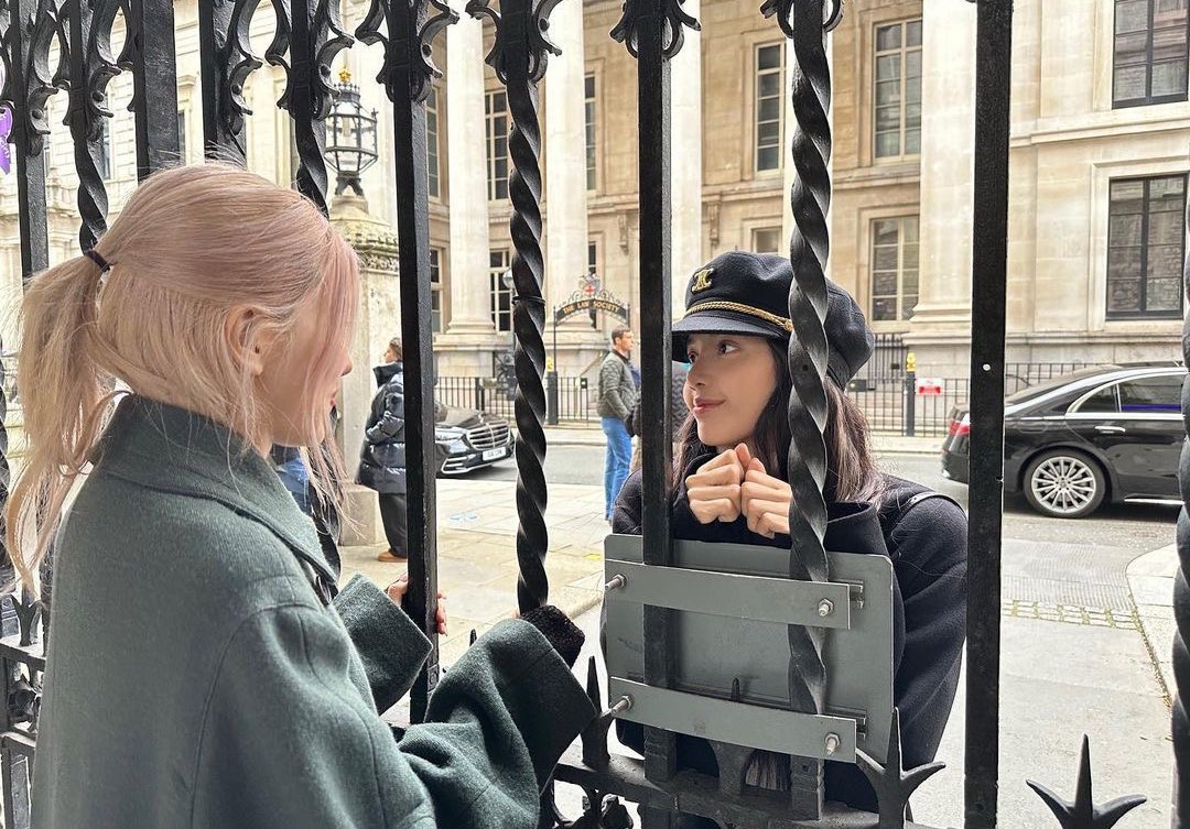 roseylook's tweet photo. them recreating enola homes 😭 https://t.co/7pDtyFcNCx