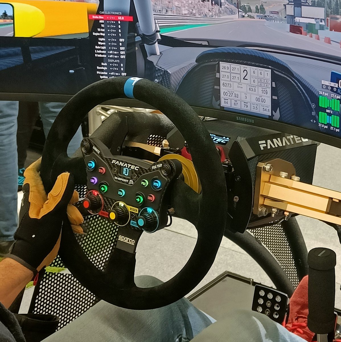 Muy feliz de ver el volante del <a href="/MSportLtd/">M-Sport</a> Puma Rally1 funcionando en el simulador, kudos a mis antiguos compañeros de <a href="/fanatec/">FANATEC</a>