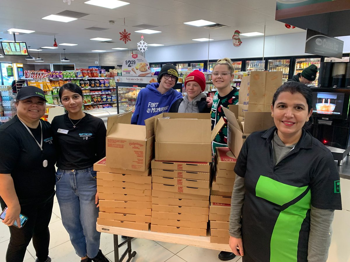 A huge thank you to Patricia Lord and her staff <a href="/7eleven/">7-ELEVEn</a> in Fort McMurray for donating hot meals to Fort McMurray’s most vulnerable <a href="/CentreofHopeYMM/">Centre of Hope</a> Our kids volunteered to help hand it out. So amazing to see community coming together. #ymm @Mix1037FMNews @Mix1037radio