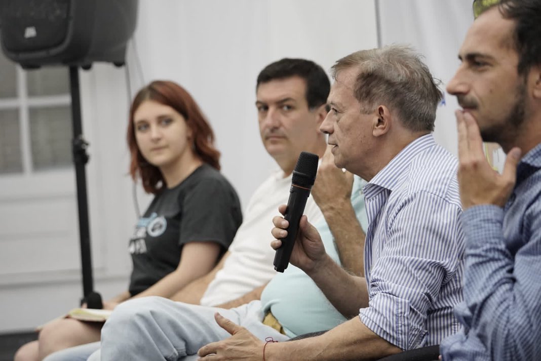 PM_LaPlata's tweet photo. Tenemos que generar una construcción política amplia, en la que nuestro Pueblo encuentre respuesta a sus demandas.

Esa unidad, debe ser encabezada por la Conductora Estratégica de nuestro Movimiento, quien ya ha demostrado ser la única con la capacidad y el coraje necesario. https://t.co/1gCjLtmb9z