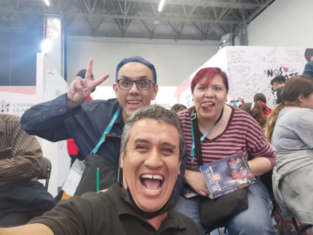 Chuen_Jac's tweet photo. Después de la inyección, magn��fica sorpresa @raxxie_ y @albertochimal en la #FIL2022 https://t.co/mvC8kZU0FD