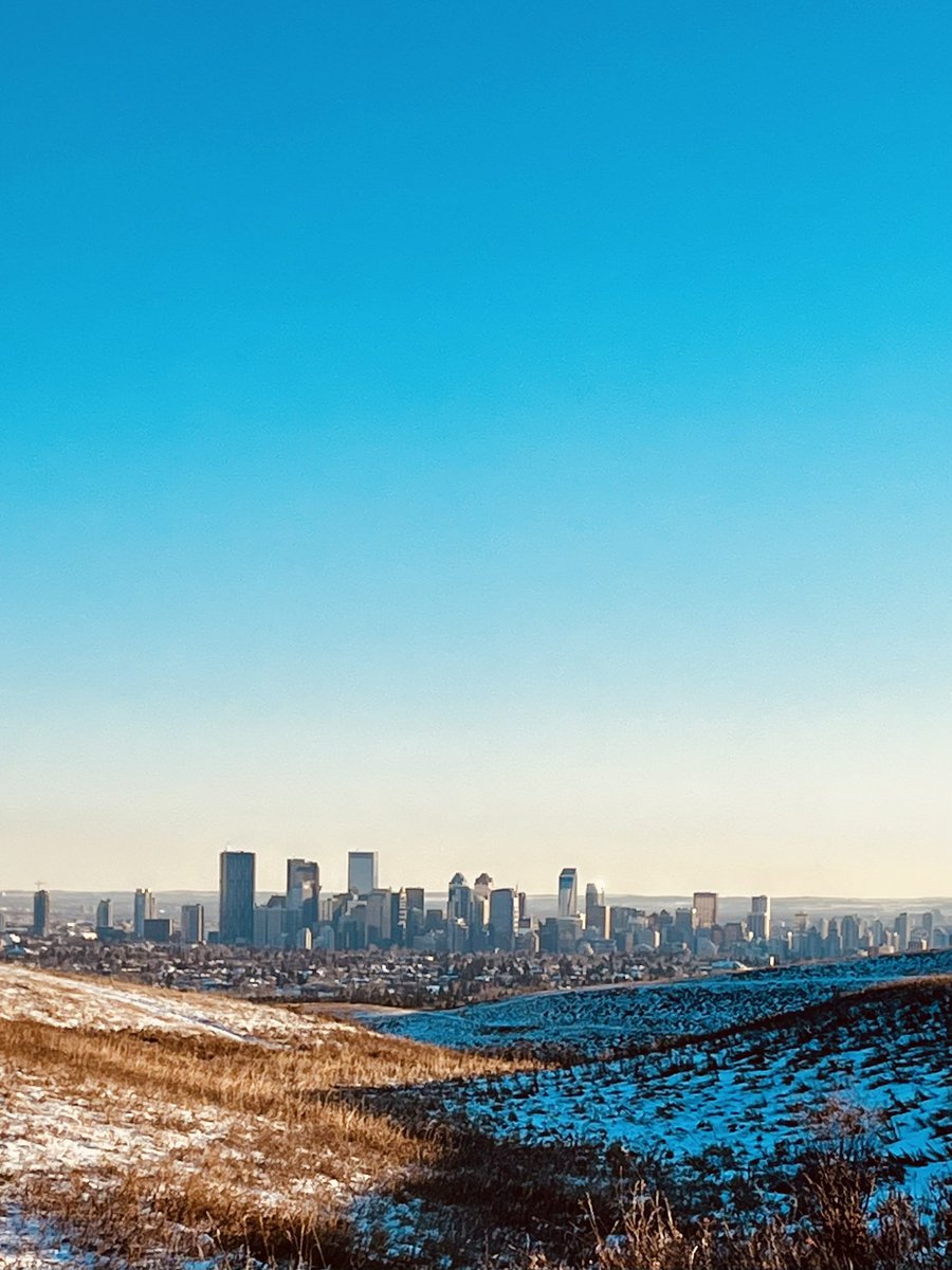 mb_b69's tweet image. Ran the #runcalgary 12k’s of Christmas today.  Picking a hilly, hard packed snow covered course.  At least I had a little elf in my corner cheering me on 🧝🏽