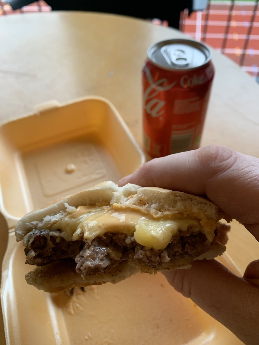 SouthendManorFC's tweet photo. π¨β¬οΈBURGER REVIEWπ¨β¬οΈ
Today we had an away trip to @IlfordFC1881 & as our resident food reviewer @Jude7SMFC was at another match today, a willing volunteer took up the reigns
The Ilford FC Cheeseburger scored a solid 9/10 & comes highly recommended
#foodreviewclub #upthemanor https://t.co/p26hW9jQIl