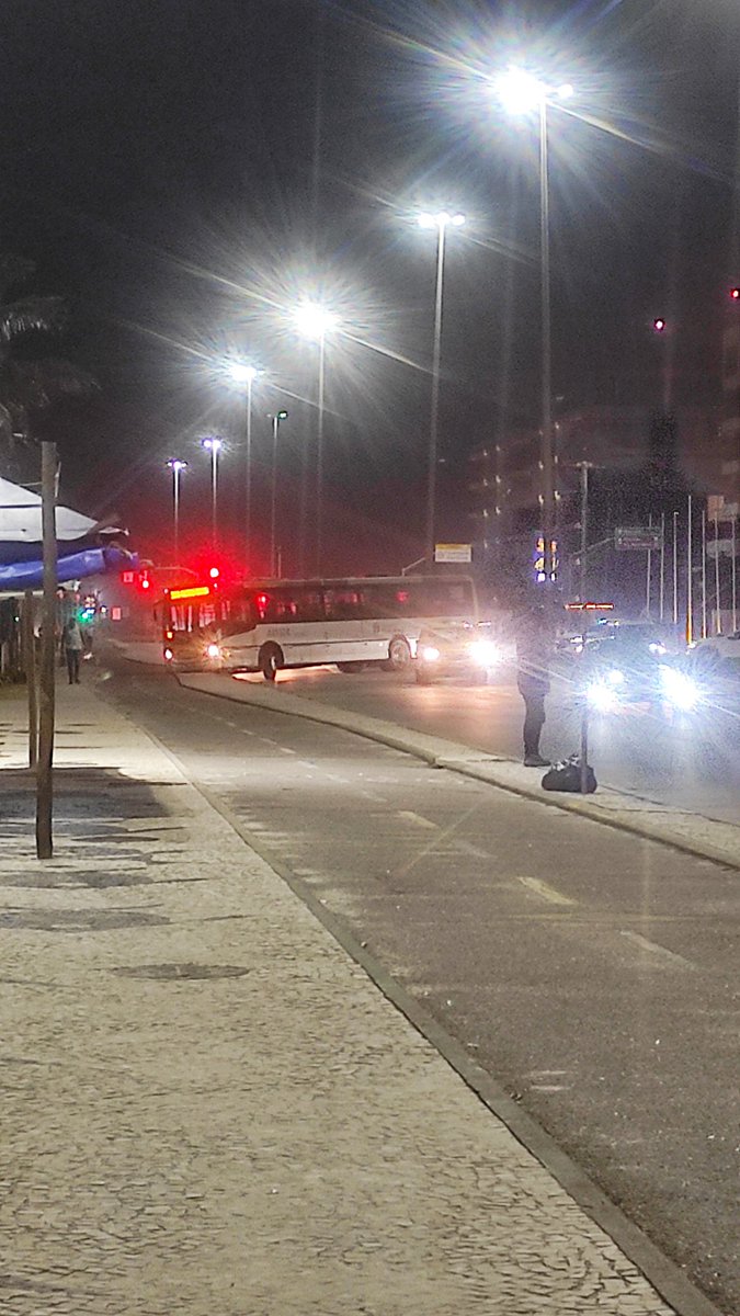 Livia_silvat's tweet photo. 309 doidão agarrou no meio fio aqui na Barra da Tijuca. https://t.co/5jEn7I5Ajb