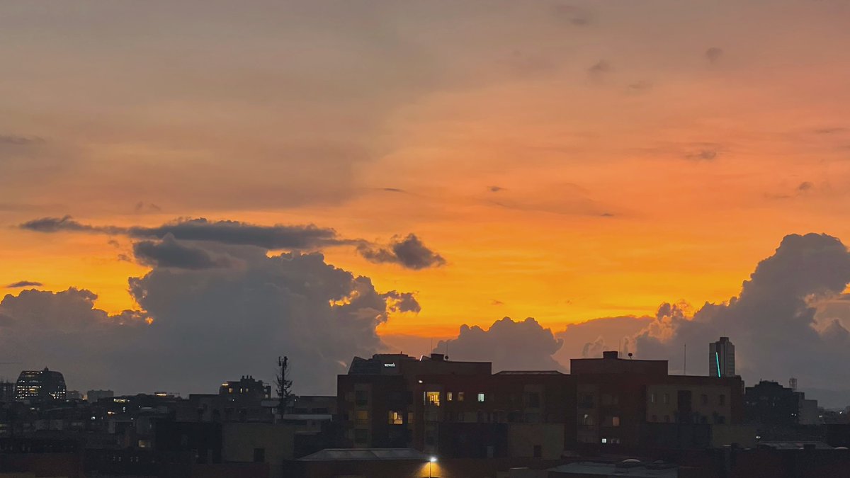 LopezRedyAdolfo's tweet photo. Los #atardeceres de #Bogotá le suben el ánimo hasta el más triste. Sábado 3 de diciembre (5:45pm - 6:00pm) https://t.co/A23XU2gmX1 https://t.co/Da8WmCuv2s