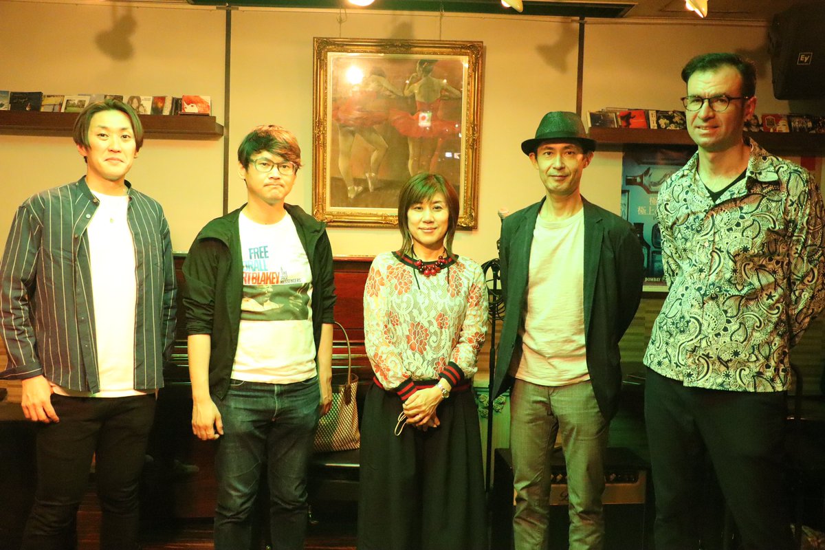 DrumackyP's tweet photo. 本日12/4(日)グラバー邸にて半年に一度の牧川義之クインテット!ご来場の方先着15名に宅録CDプレゼント!
#グラバー邸 #横尾昌二郎 #井上弘道 #小野みどり #jesseforest #牧川義之 #トランペット #テナーサックス #ハモンドオルガン #ギター #ドラム #ジャズ #クインテット #12月4日 #生演奏 #大阪 https://t.co/nyLwSUW9ZW