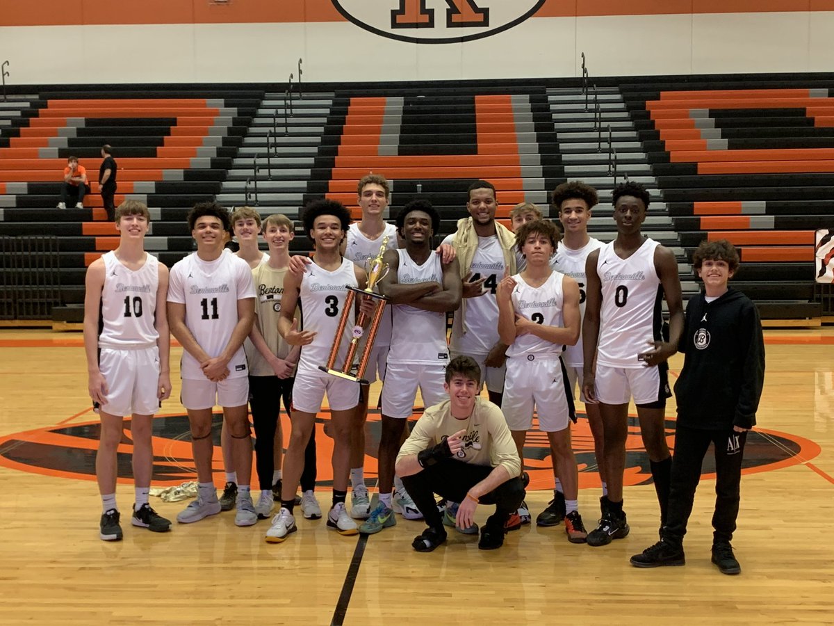 Final from the Republic Tournament Championship Game:
Bentonville 63, Springdale 55. Bentonville plays again next weekend at the Blue Springs Tournament. Tigers improve to 5-0 on the young season.