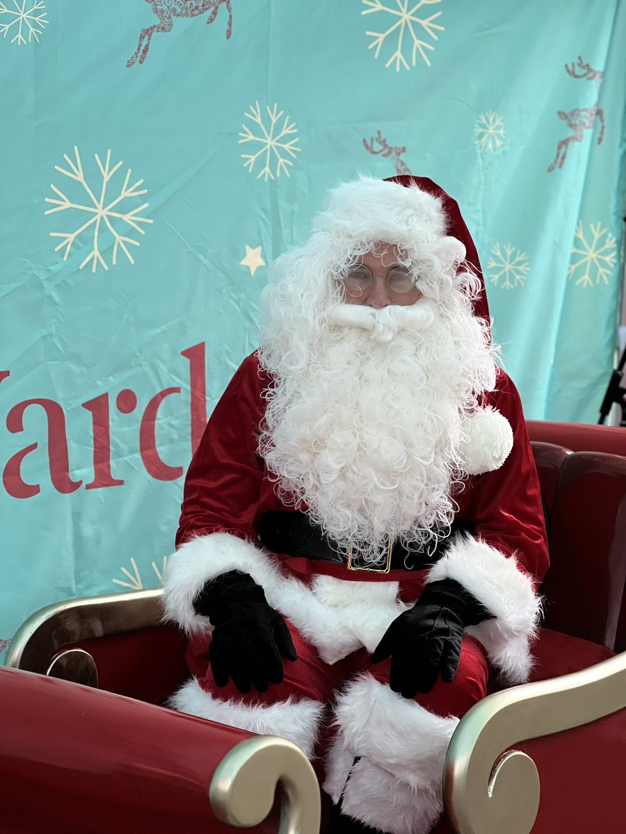 WindsorRotary's tweet photo. Windsor St George Rotary Club members offering support for a fantastically festive weekend of fun! 

Meet and greet with Santa, come meet real reindeer, it's time to enjoy some festive tales in The Yards

#RotariansInAction #windsoryards #guidedogsuk #visitwindsor https://t.co/meXYGSCAiN