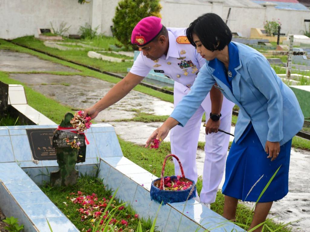 _TNIAL_'s tweet photo. Prajurit TNI AL tak pernah lupa jasa para Pahlawan β¨
Dalam rangka memperingati HUT Armada RI, Prajurit TNI AL kunjungi TMP di seluruh daerah di Indonesia, di antaranya Sorong, Merauke, Tegal, Cilacap, Banjarmasin dan masih banyak lagi ππ»
#HUTArmada https://t.co/oGzf4NmDB0