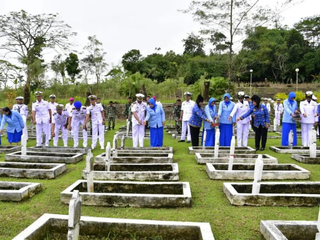 _TNIAL_'s tweet photo. Prajurit TNI AL tak pernah lupa jasa para Pahlawan β¨
Dalam rangka memperingati HUT Armada RI, Prajurit TNI AL kunjungi TMP di seluruh daerah di Indonesia, di antaranya Sorong, Merauke, Tegal, Cilacap, Banjarmasin dan masih banyak lagi ππ»
#HUTArmada https://t.co/oGzf4NmDB0