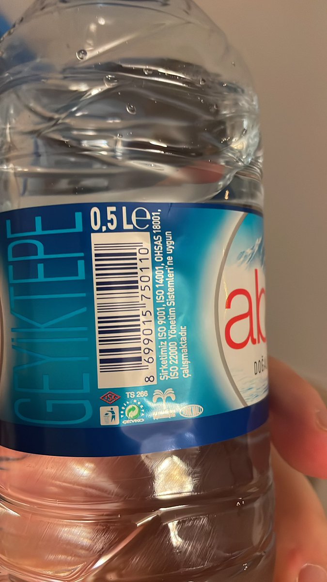 fgtlgr's tweet photo. @abantsuturkiye istanbul avrupa yakasında mahallemizde bulunan su bayiinden uzun süredir 24’lü 500ml sulardan tüketiyoruz. Gayet memnunduk ancak en son parti içerisinse pek çok kolinin tamamınındaki sularda diğerlerinden çok farklı olarak bariz bir çeşme suyu tadı ve kokusu var https://t.co/93BQFPMjDC