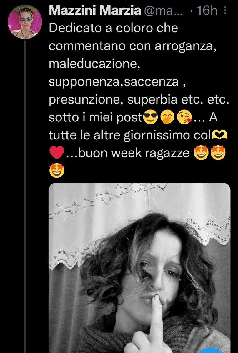 Que gracia la señora del del dedo erguido hablando de educación