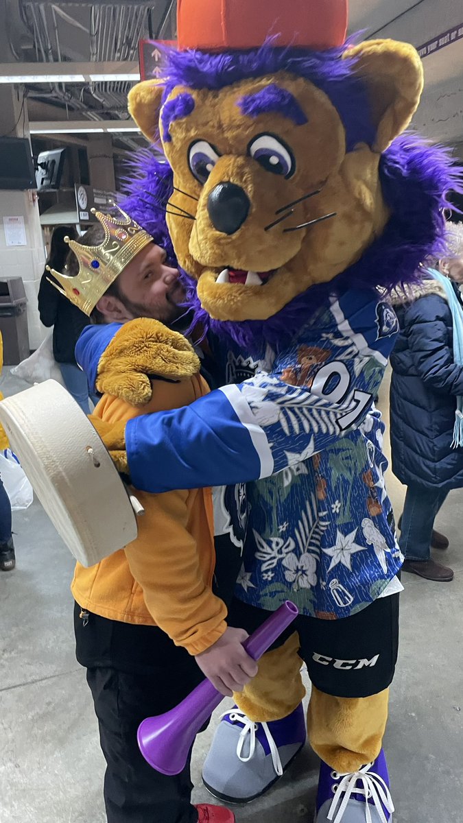 doctorpud's tweet photo. #paintitpurple at the Royals https://t.co/zSDng1Fy37