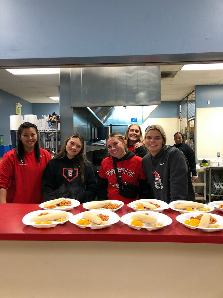 fpcatch4's tweet image. EVCC Trojan softball doing a great job with community service feeding 100 kids at the Everett Boys &amp;amp; Girls Club last night. #bgcsc #evcctrojans #evccsb #family #nwac