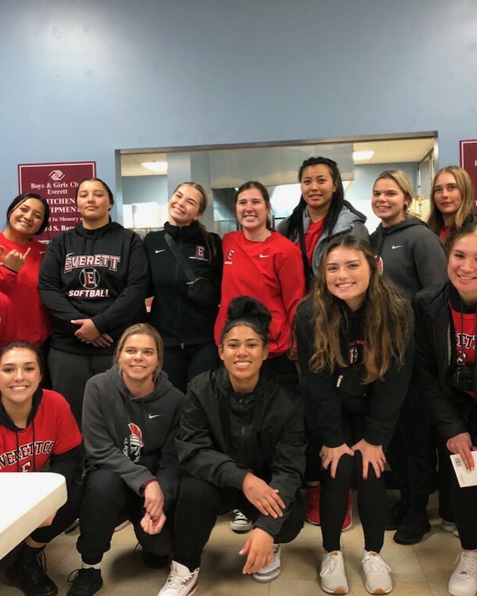 fpcatch4's tweet image. EVCC Trojan softball doing a great job with community service feeding 100 kids at the Everett Boys &amp;amp; Girls Club last night. #bgcsc #evcctrojans #evccsb #family #nwac